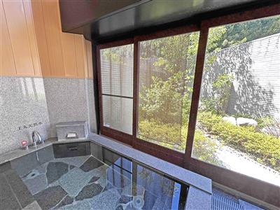 家族風呂は4タイプ。こちらは「桜」です
