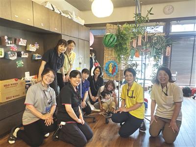 スタッフのみなさん。施設内はスタッフの方たちの明るく和やかな雰囲気であふれていました。