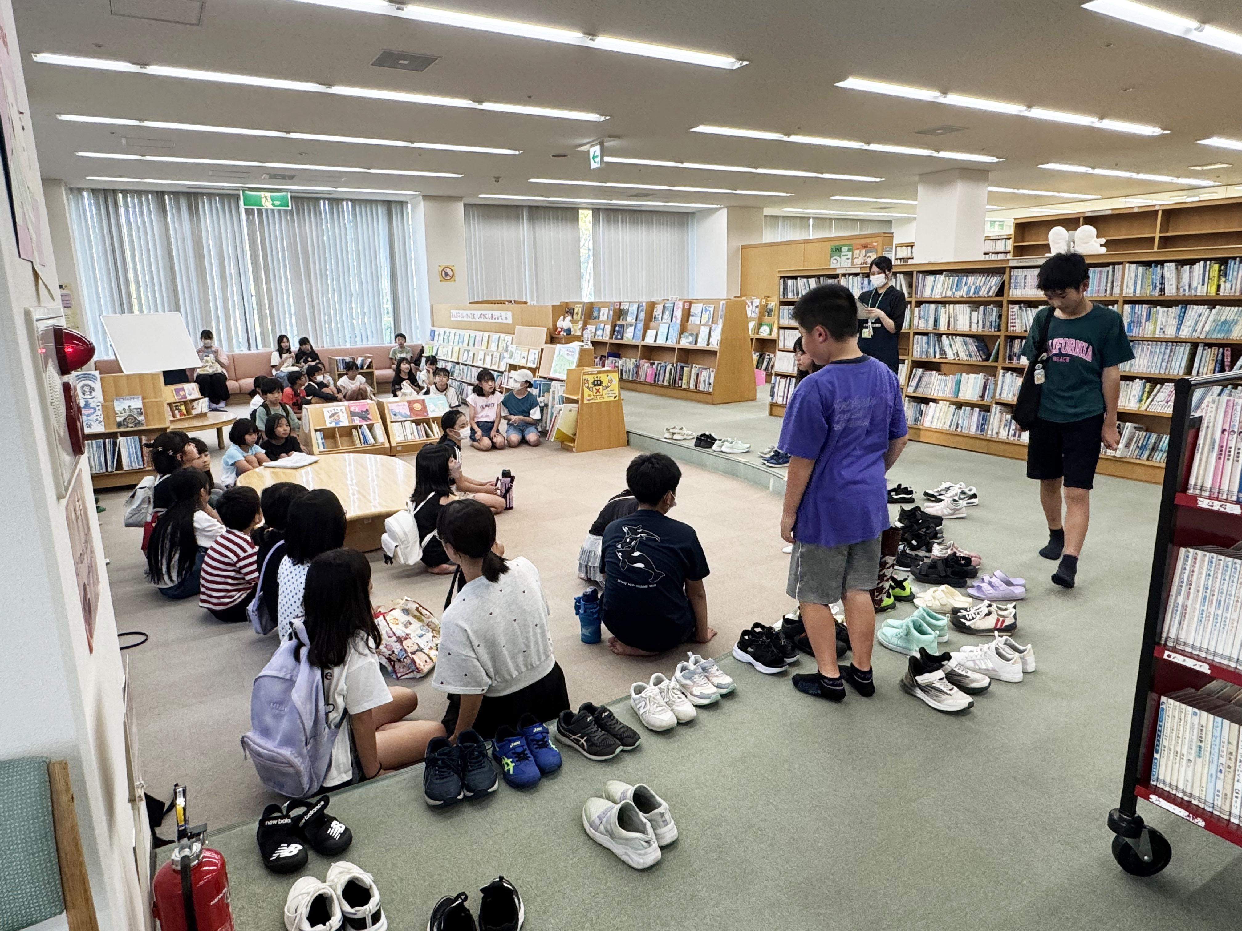 06　まずは絵本コーナーに集まって説明を聞きます