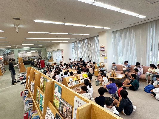 08　静かにお話を聞く子どもたち