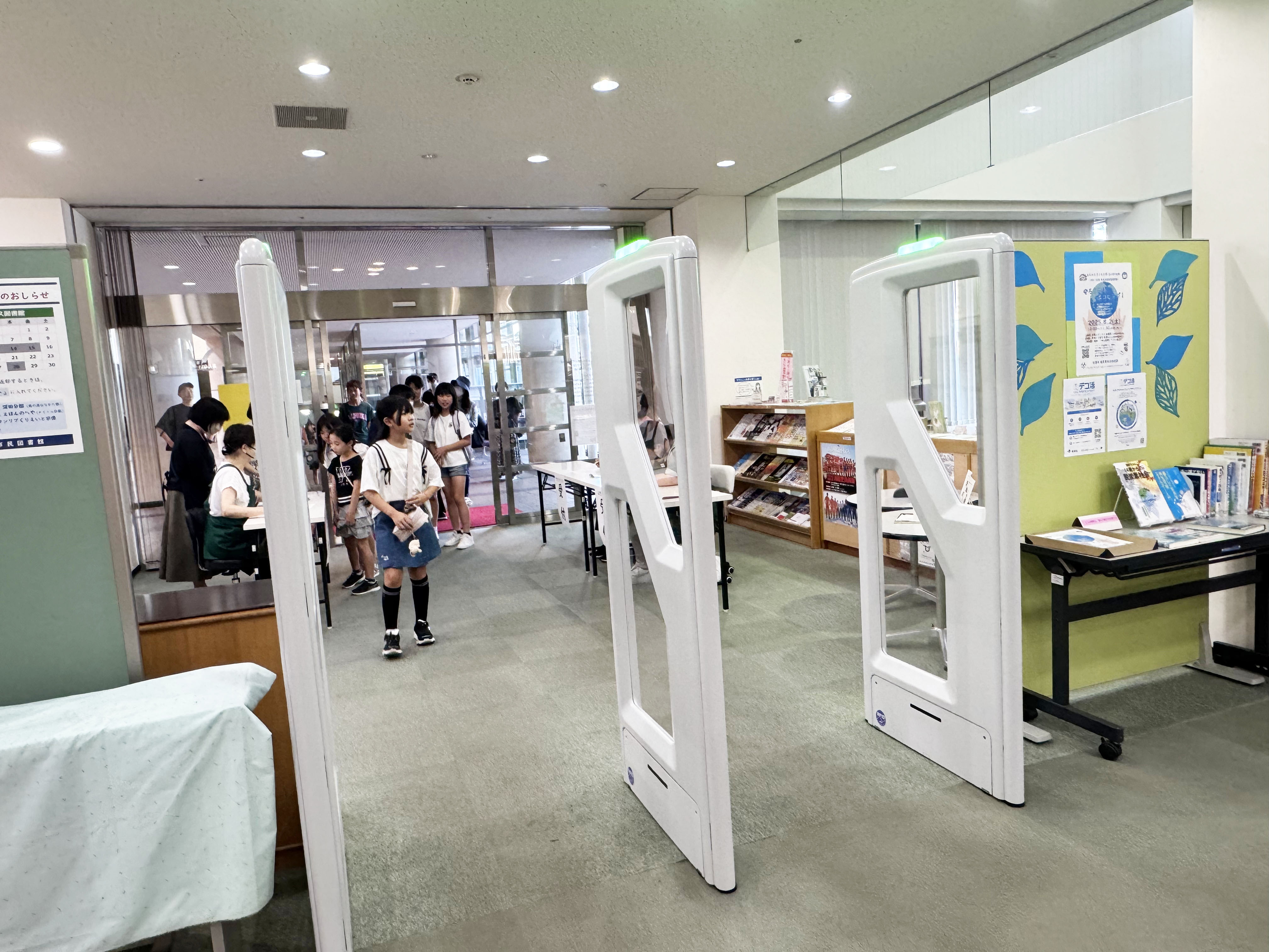 05　受付を済ませて図書館へ入る子どもたち