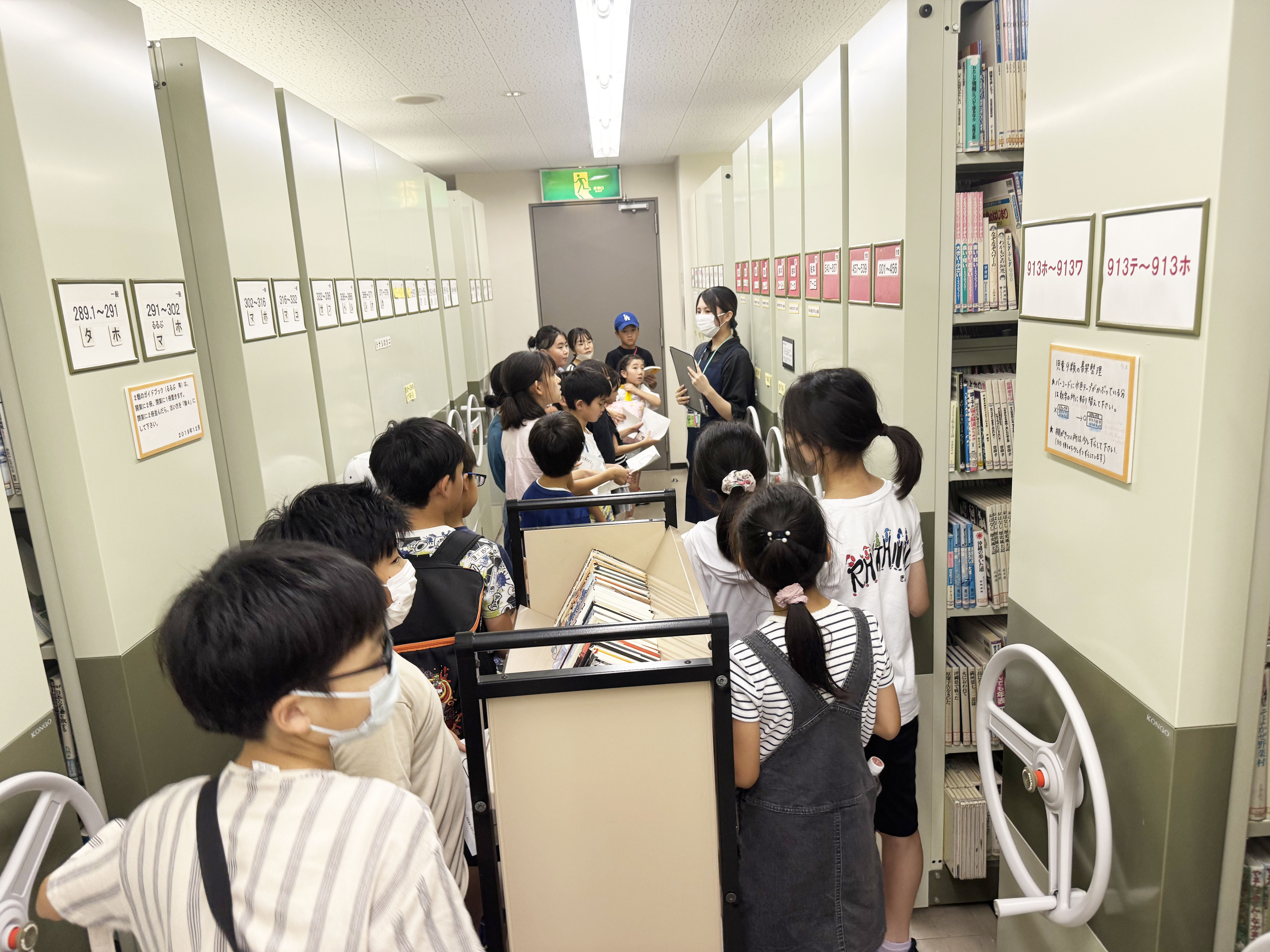 24　説明を聞き、質問に答える子どもたち