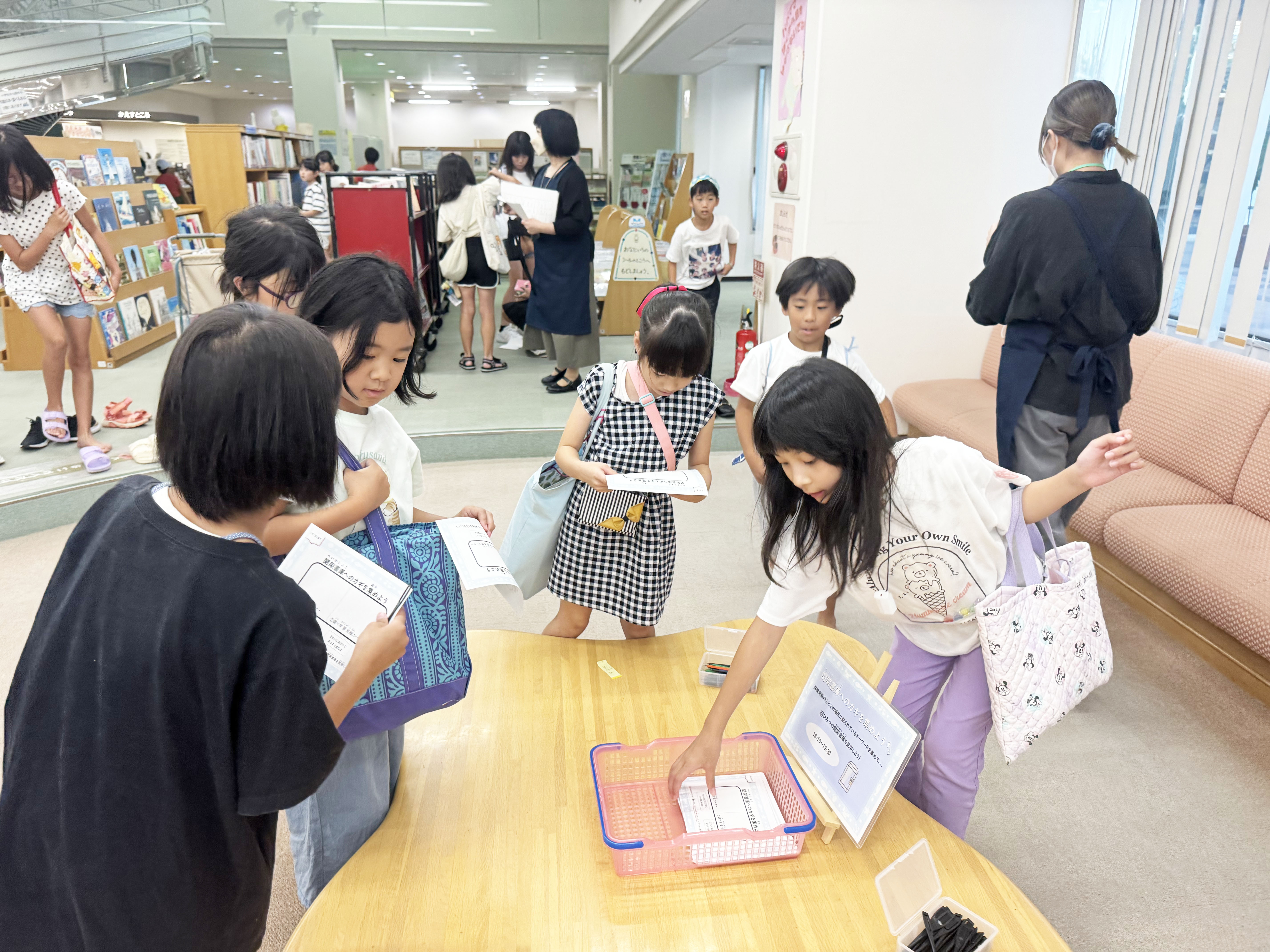 16　制限時間は20分。急いで用紙を取ります