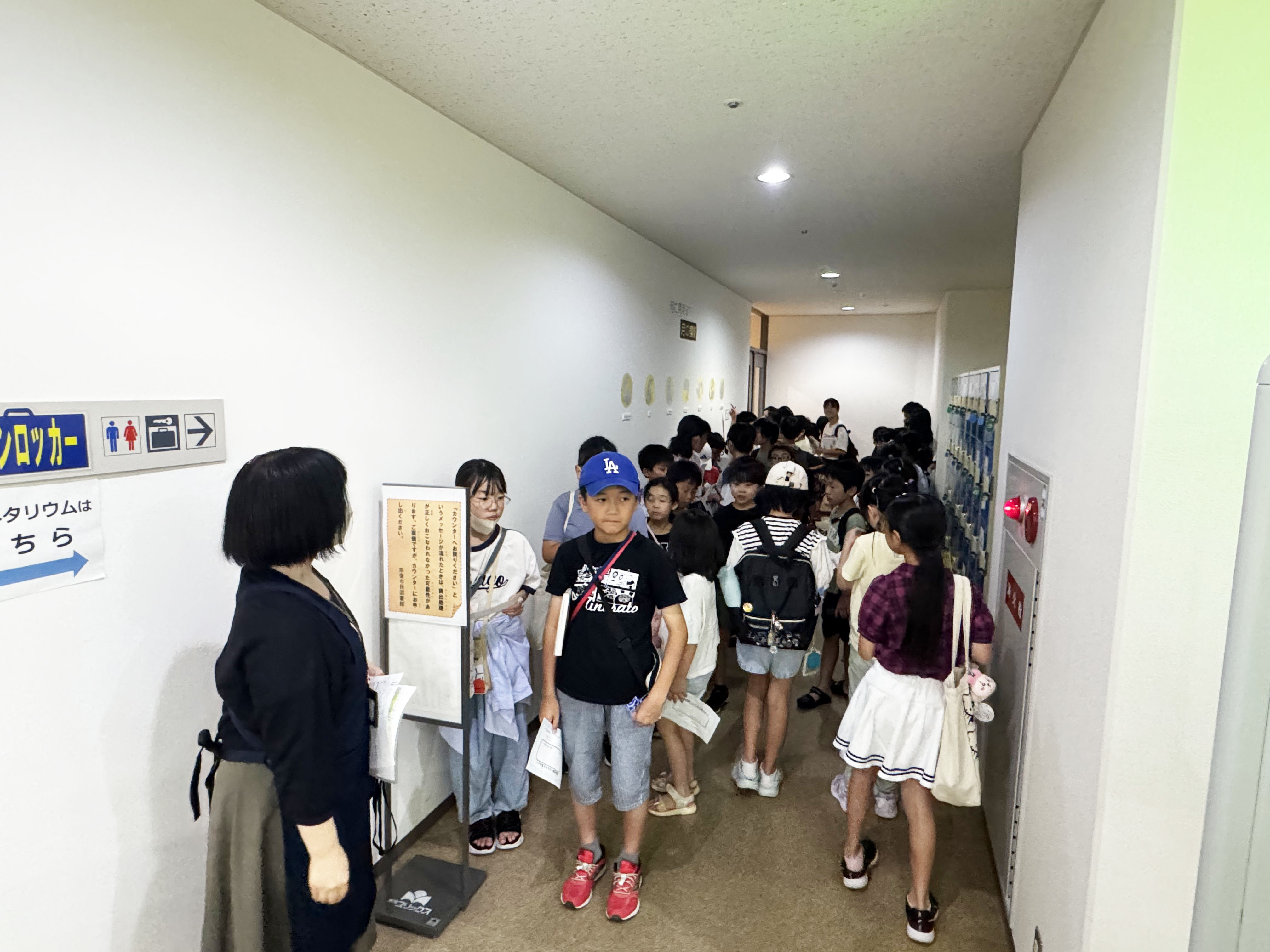 21　閉架図書前に並んでわくわく