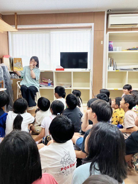 03 興味津々でお話を聞いてくれる様子