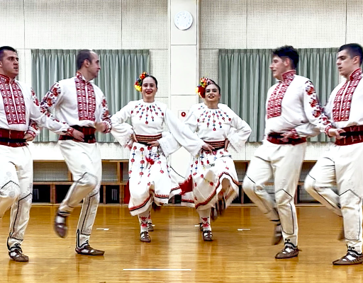 10 白を基調とした衣装にチェンジ