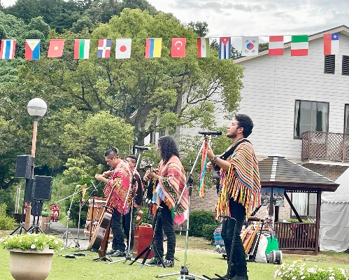 05 ポンチョを身につけたバンドメンバーの皆さん