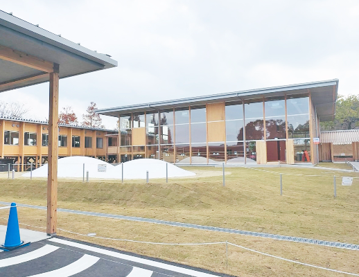 03ムーモ入口付近から見た外観