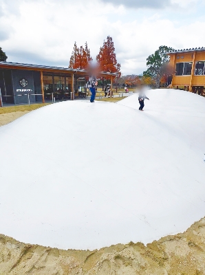 20ふわふわドームの様子。目の前にはスターバックスがあります