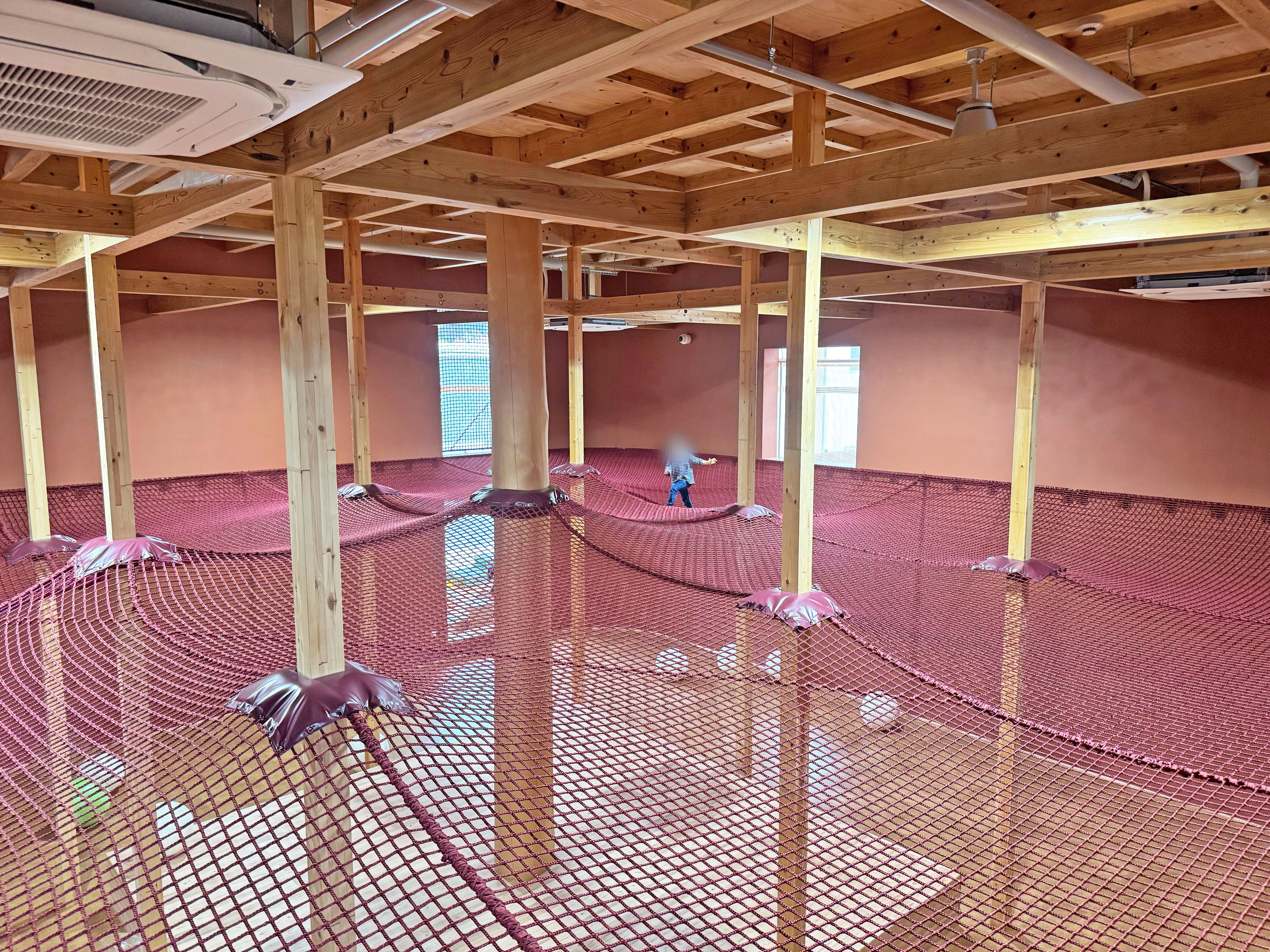 08建物中心の２階にあるネットが印象的