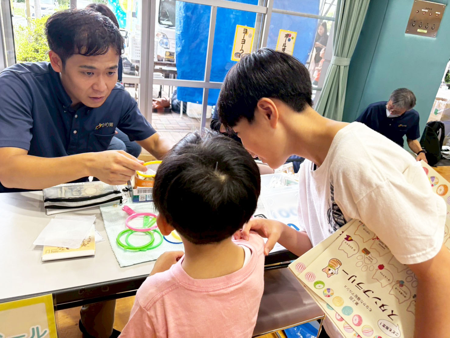 03やり方を教えてもらい、スーパーボールすくいに挑戦