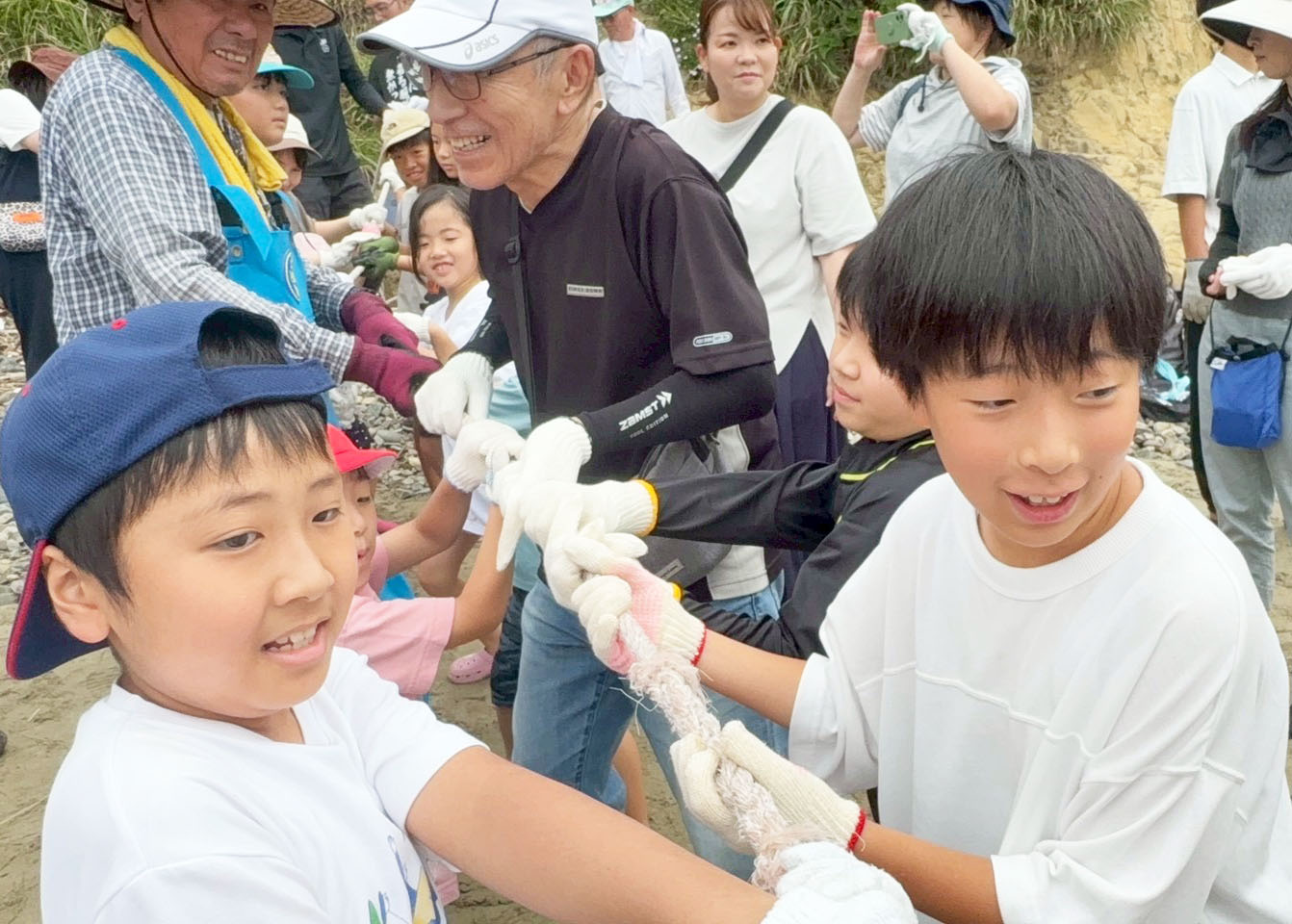 04子どもから大人まで力を合わせて綱を引きます