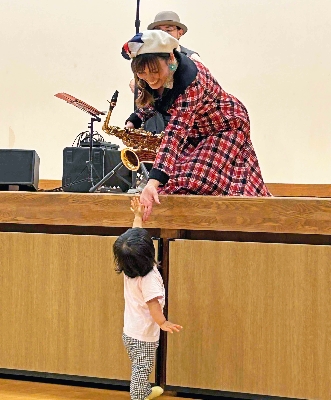 07子どもとタッチするシーンも♪