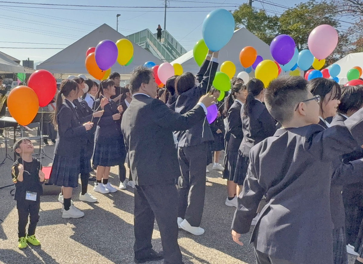 04風船を手にワクワク