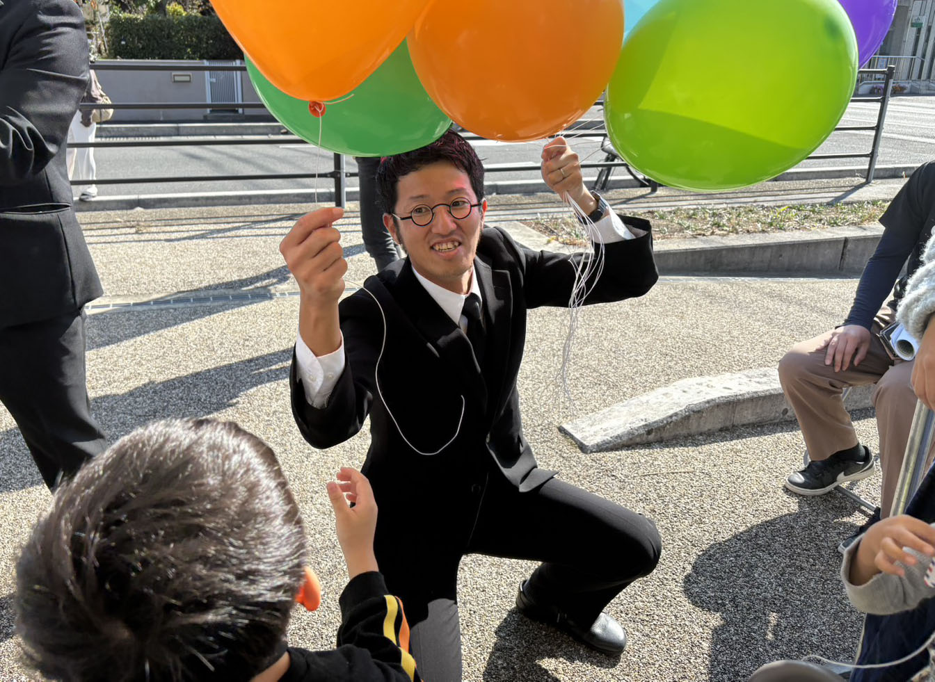 03スタッフさんから風船を受け取ります