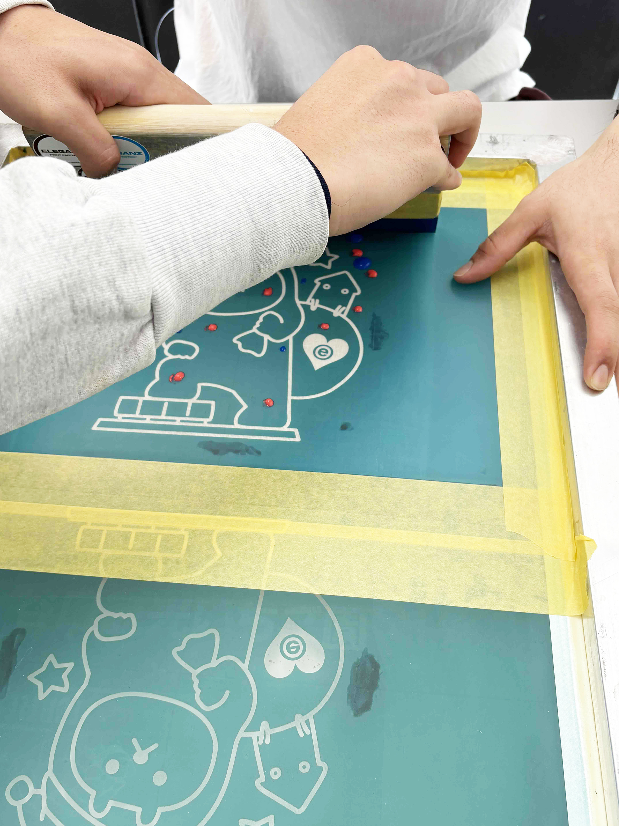 08専用の板（スキージ）で均等に伸ばします。力を入れすぎないのがポイント