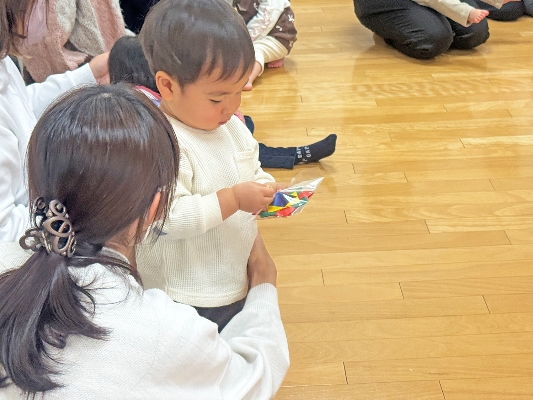 20プレゼントを受け取る様子