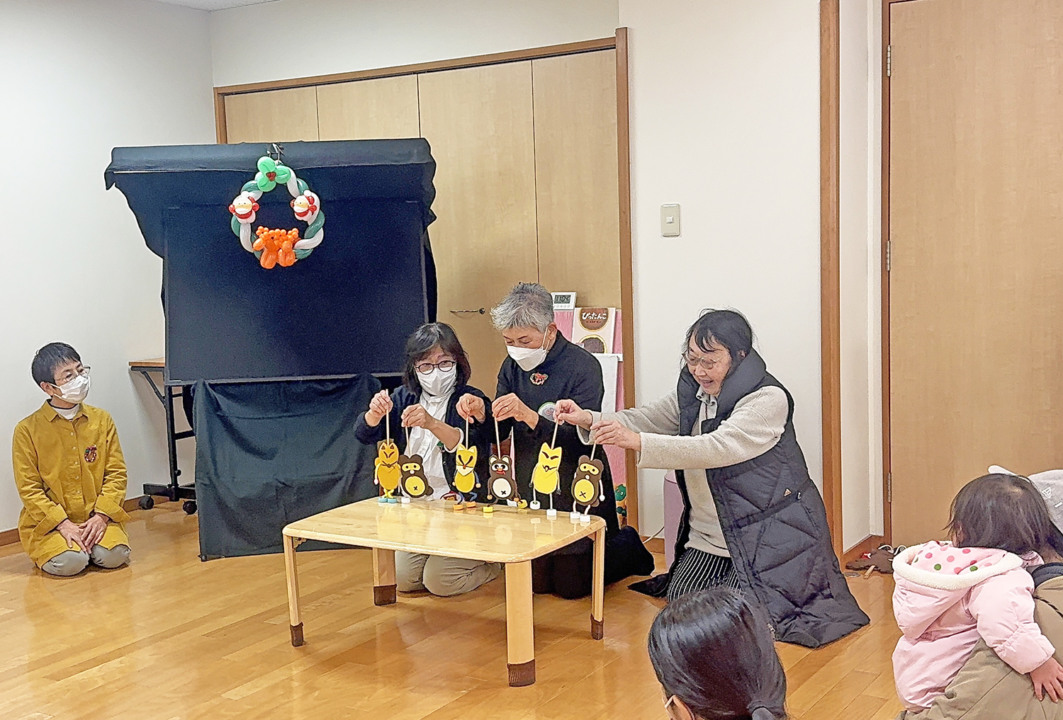 12キツネとたぬきのぶらぶら人形