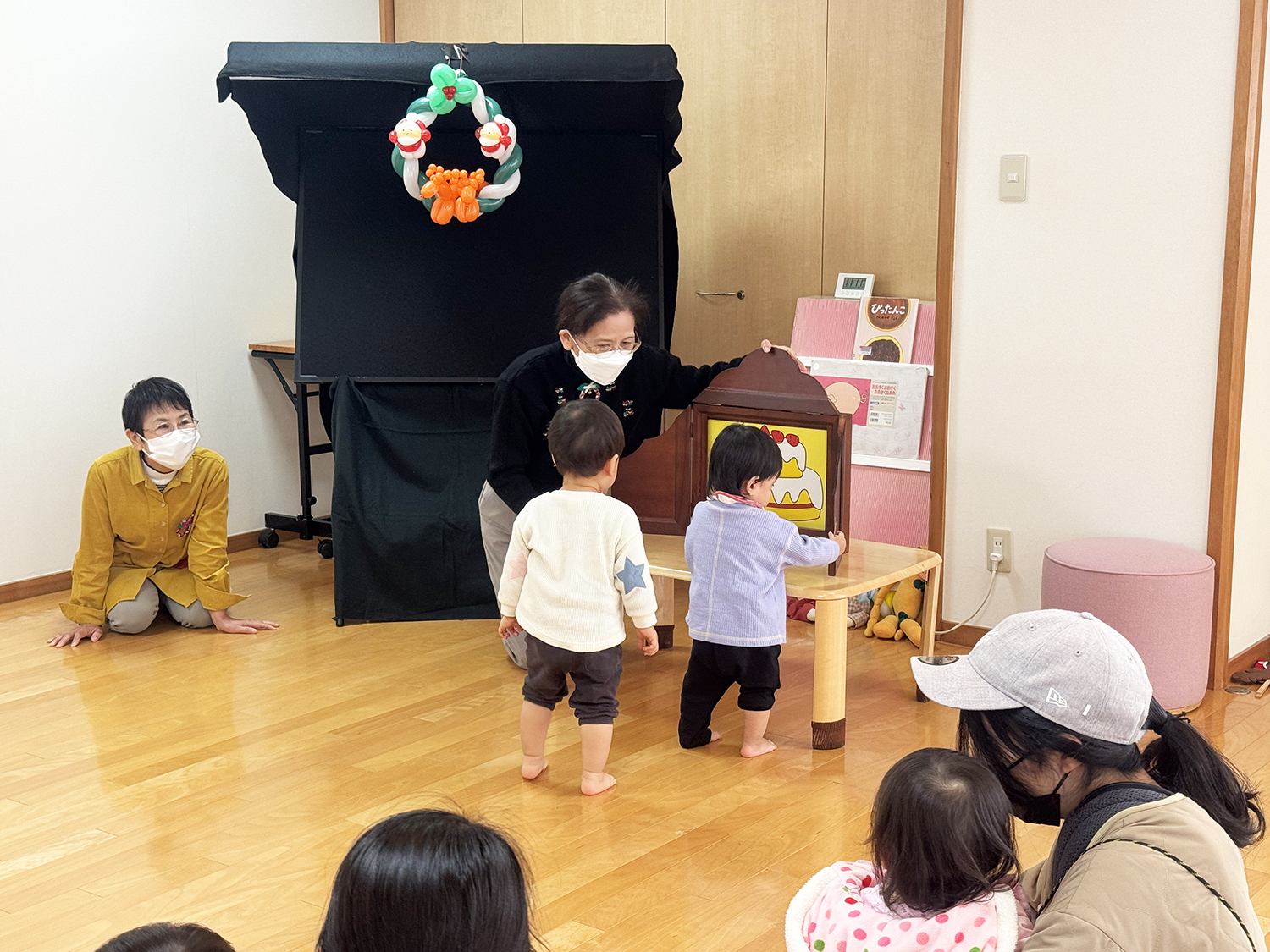 15どんどん大きくなるケーキに興味津々な子どもたち