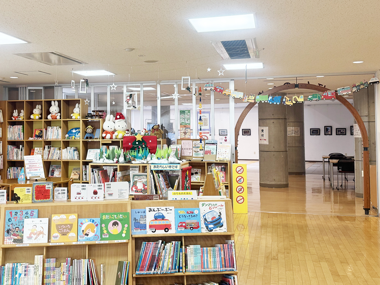 01クリスマス仕様のえほんの部屋