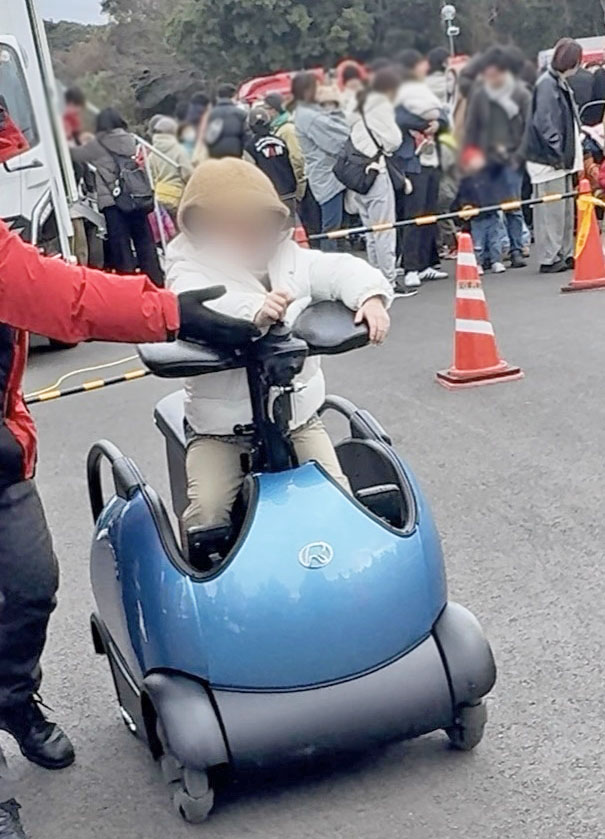 11サポートを受けながらコースを回る娘