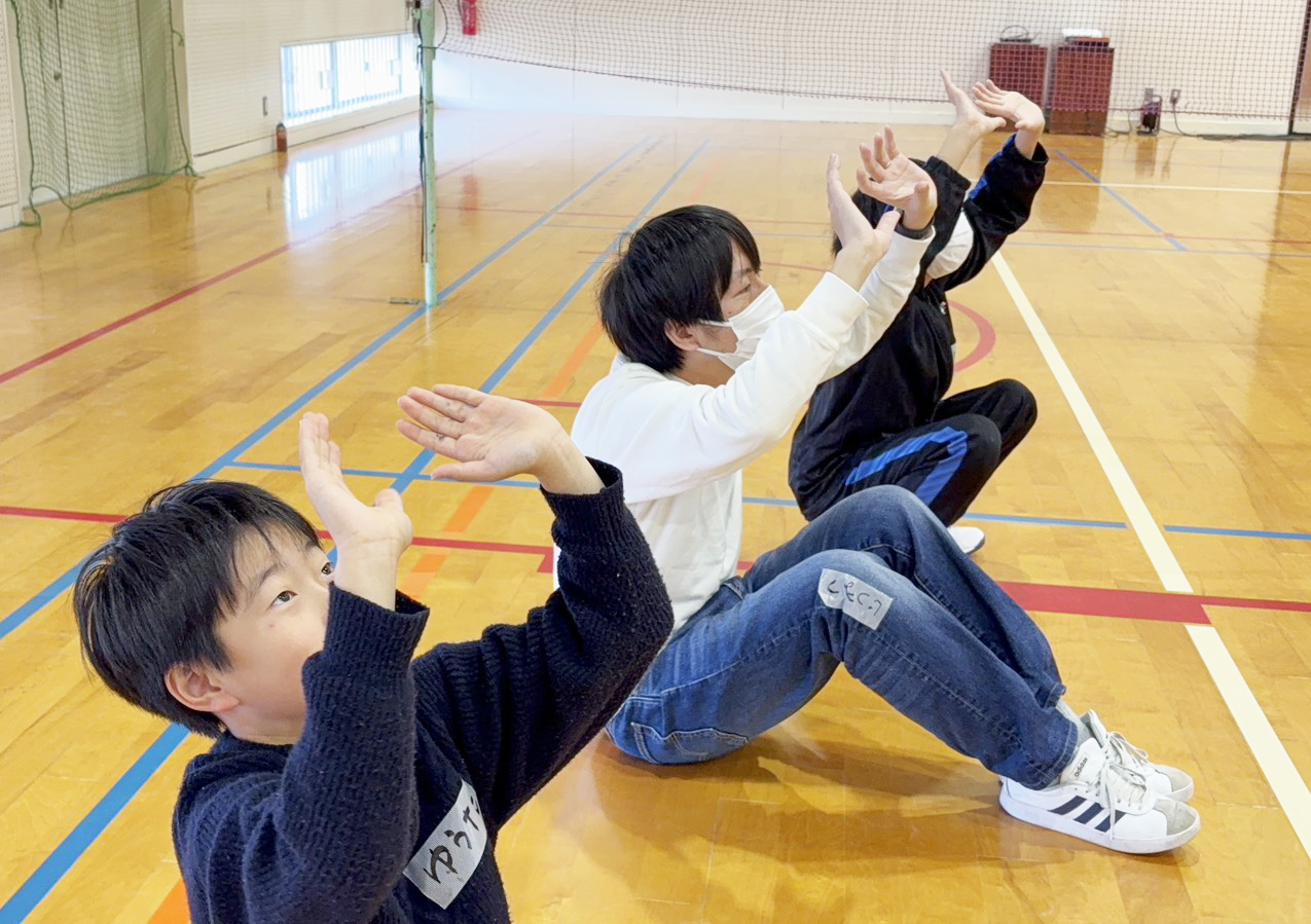 04トスの手の形をイメージ