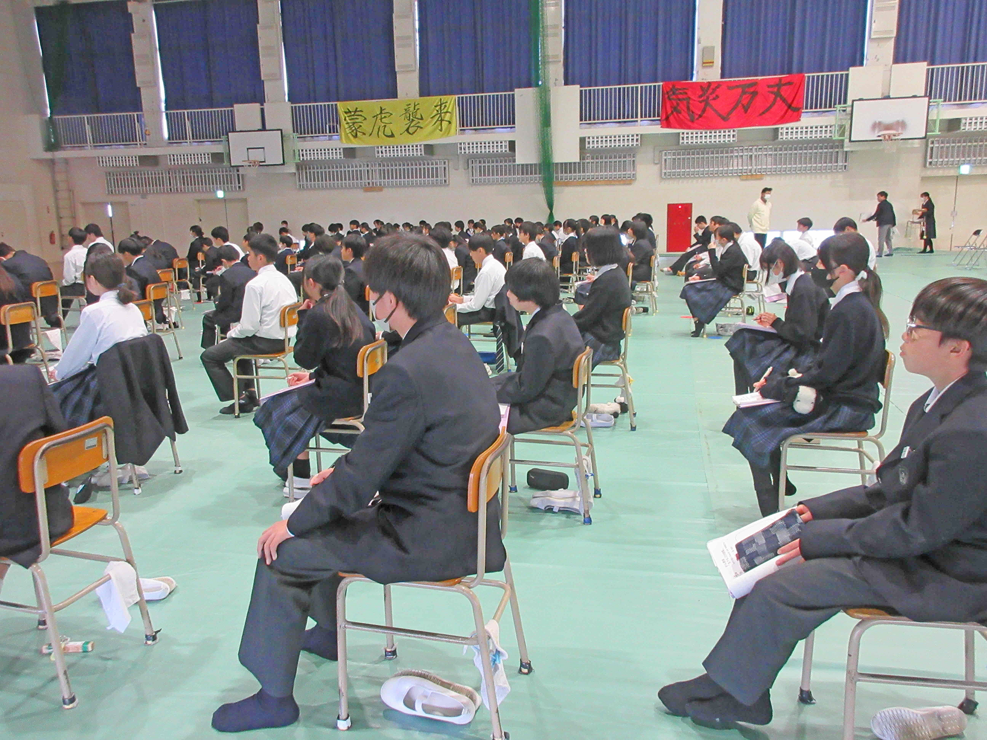 08ノートを手に話を聴く生徒たち