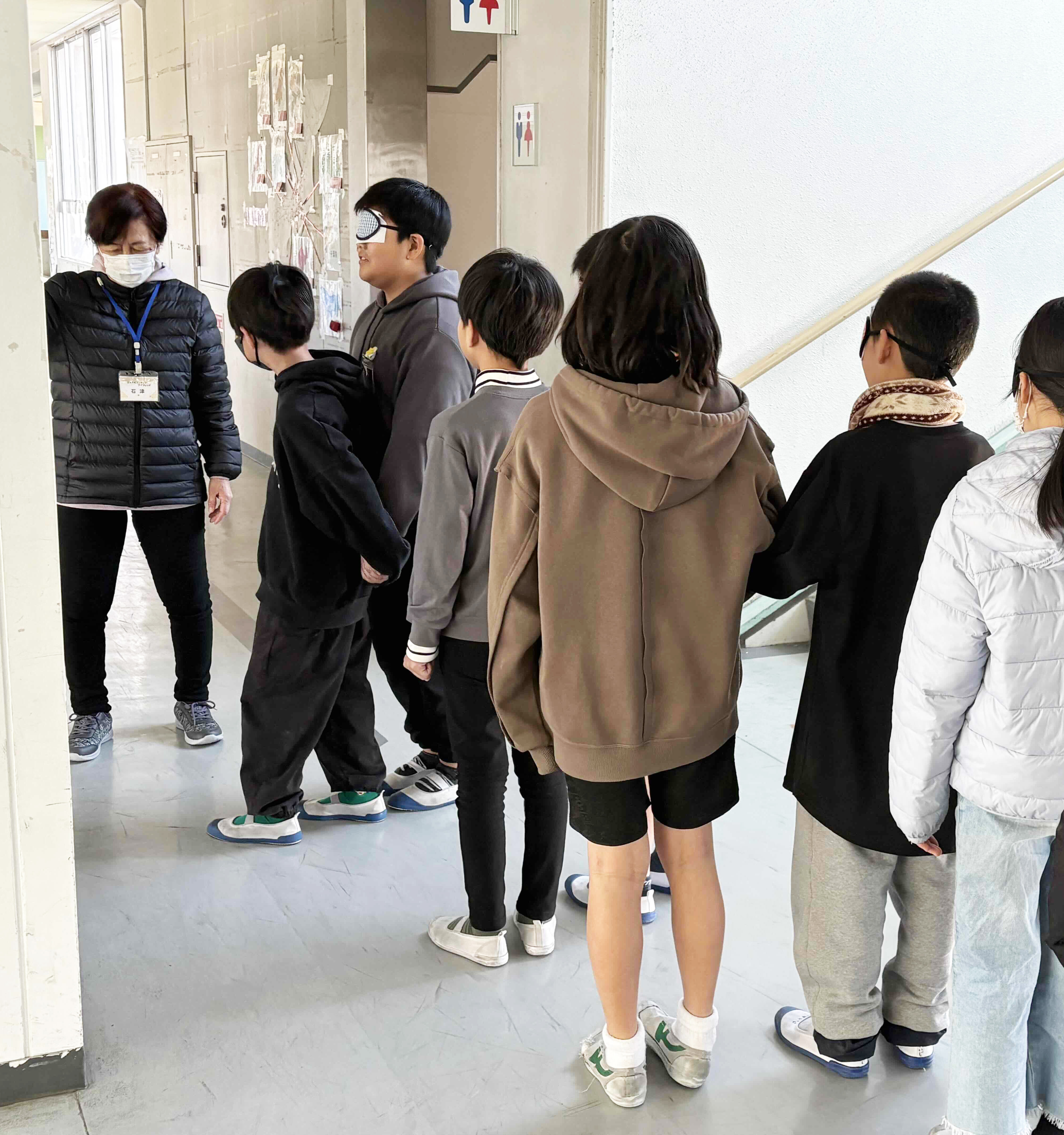 11狭い通路は縦一列で、ガイド役が先頭です