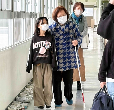 04校舎内を案内する生徒たち