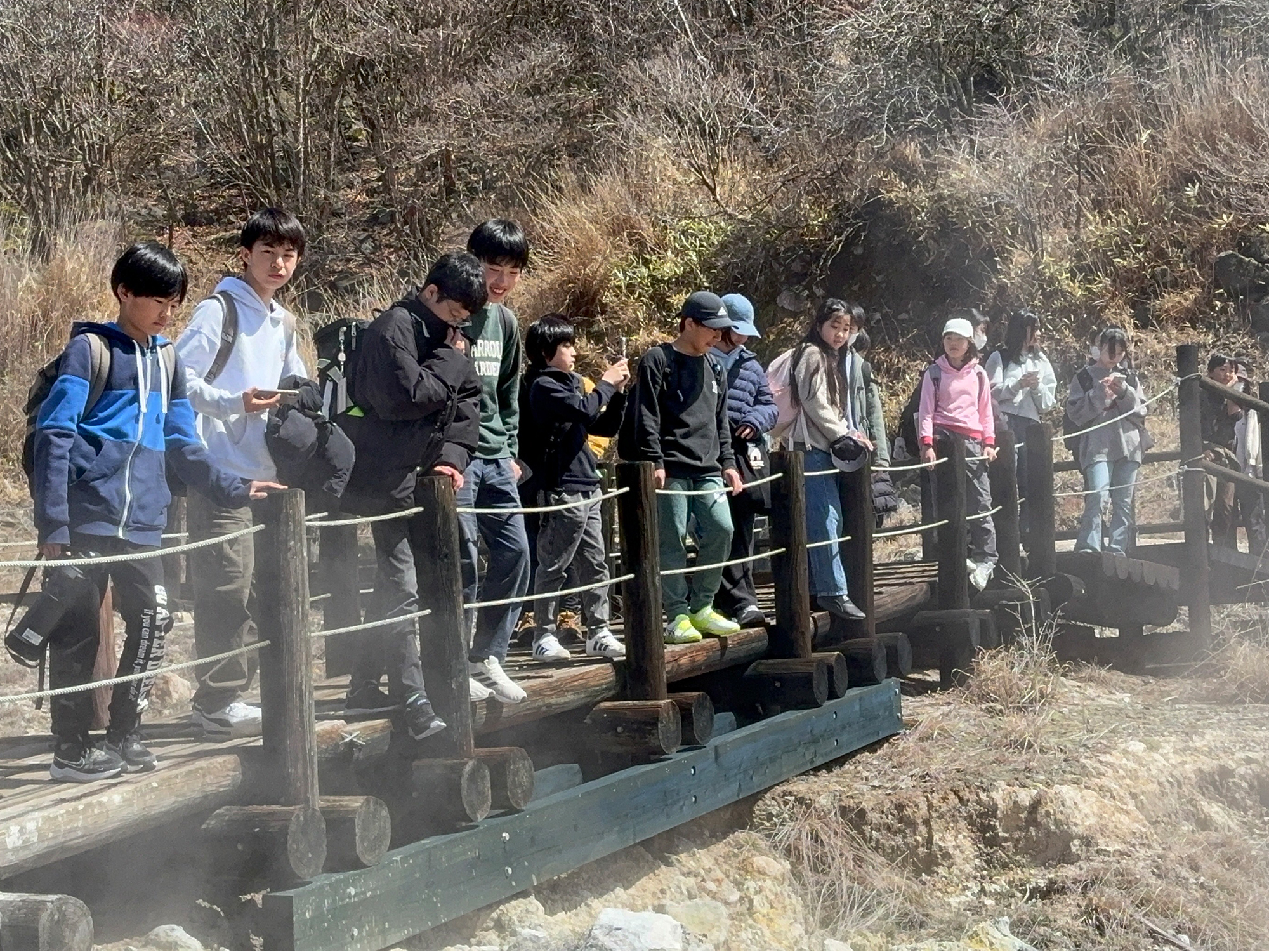 02温泉の独特のにおいに興味津々