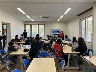 道の駅職員の話を聞く参加者