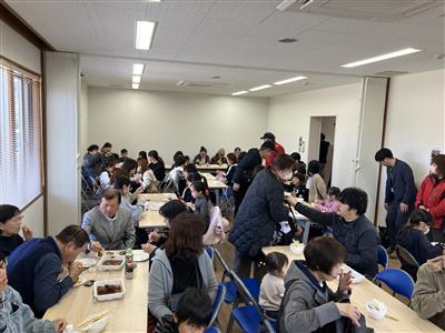 試食をする参加者