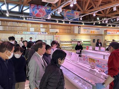 道の駅むなかたを見学する参加者