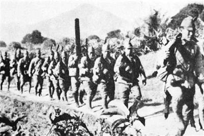 行軍する郷土部隊