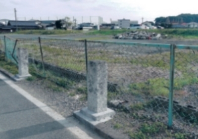 今も郷土館跡地に残る門柱