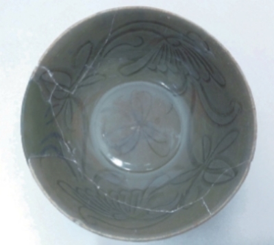 ハスの花や葉を刻み込んだ青磁の「わん」