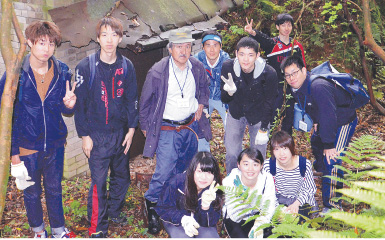 暑い中汗だくになりながら測量をした同大学学生たちの画像