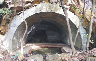 福津市沖（手前方向）を向いている大島西岸の地下砲台跡の画像