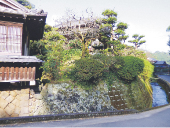 石積み水路を残す大穂の集落景観