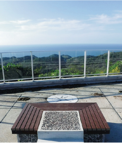整備した御嶽山(みたけさん)展望台の沖ノ島ビューポイントから沖ノ島方向を望むの画像