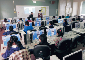 パソコン教室で授業を受ける児童